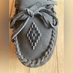 Manitobah Mukluks Canoe Moccasin gray size 7